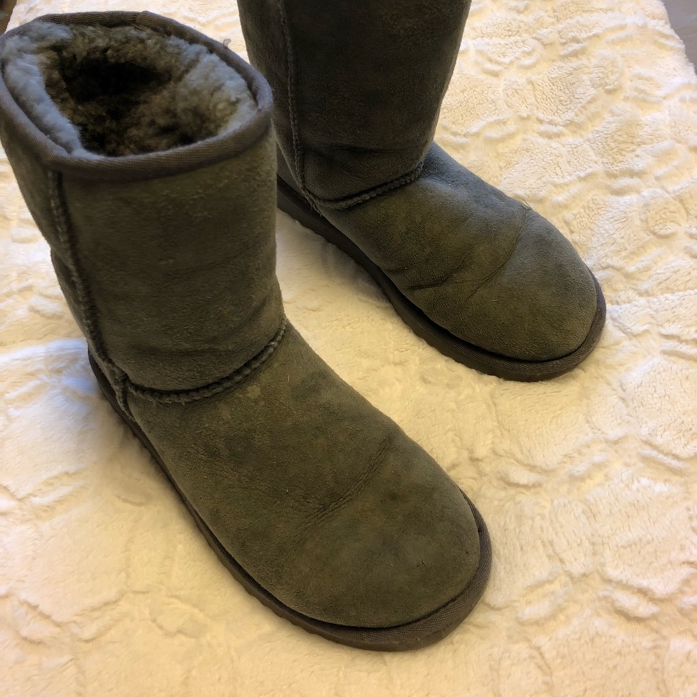 Uggs classic short gray size W6